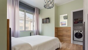 2 bedrooms, iron/ironing board - A bright, modern apartment, recently renovated with high-quality finishes and perfect for accommodating up to four people. The property is located in an elegant neighborhood in the heart of Turin, just 500 meters from Porta Nuova Station—offering direc (Turin)