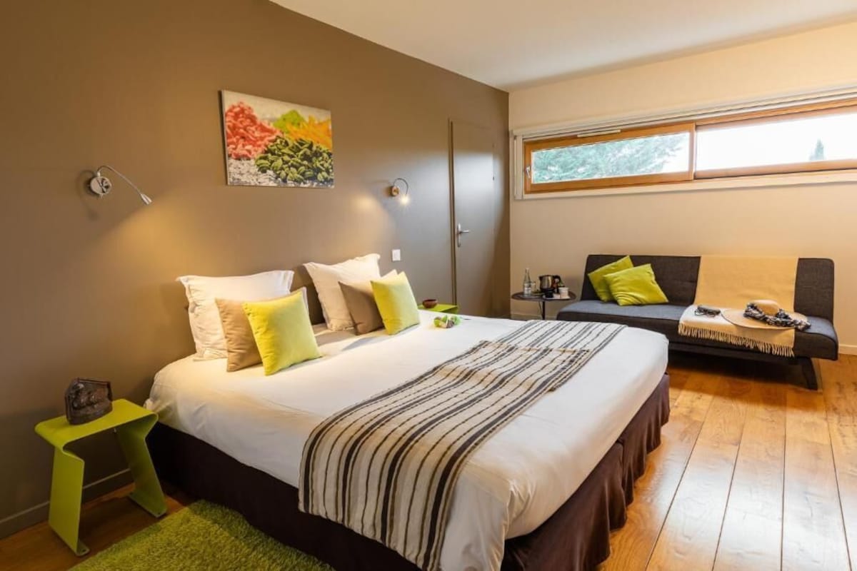 Habitación doble superior, baño privado, vista al patio | Cortinas blackout, tabla de planchar con plancha y wifi gratis 