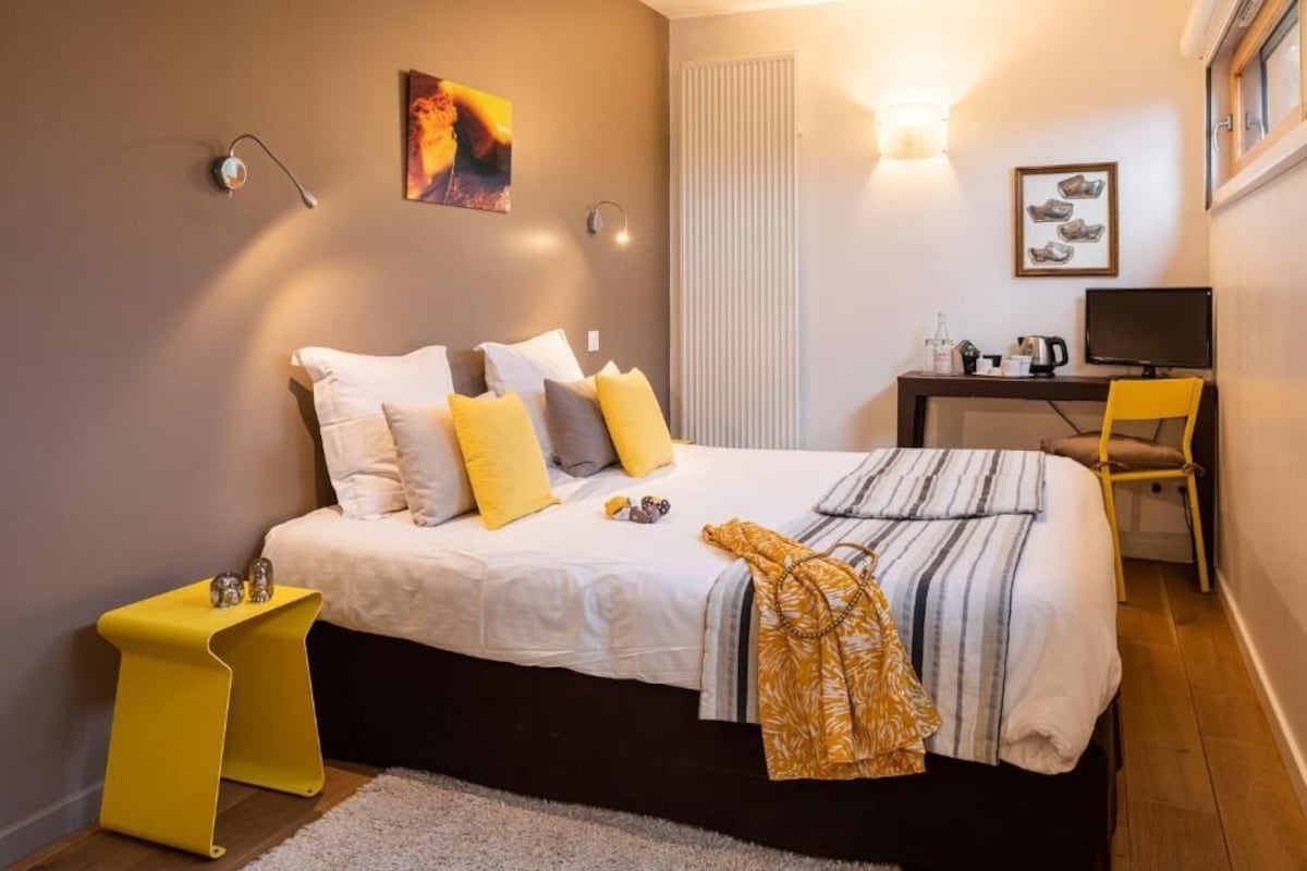 Habitación doble Confort, baño privado, vista al jardín | Cortinas blackout, tabla de planchar con plancha y wifi gratis 