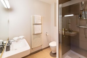 Habitación doble Confort, baño privado, vista al jardín | Baño