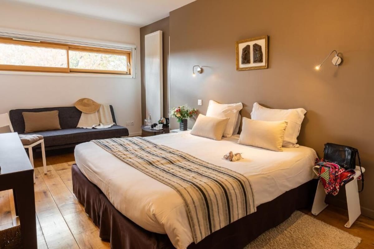 Habitación doble Premium, baño privado, vista al patio | Cortinas blackout, tabla de planchar con plancha y wifi gratis 