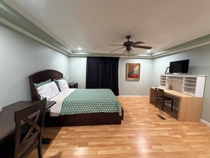 Desk, free WiFi, bed sheets - Perfect for larger families, plenty of space.
 4 bedrooms 
 3 full bathrooms (Lake Charles)