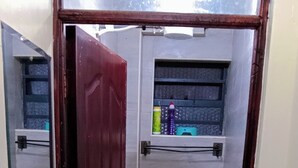 Een kleine badkamer met toilet, wastafel en spiegel.