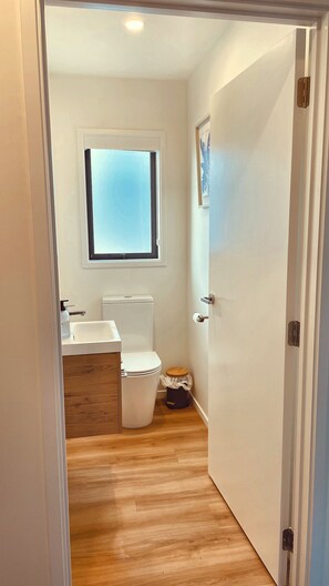 Shower, hair dryer, towels, soap - Modern alpine bach | Warm, private, mountain views (Naseby)