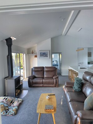 Smart TV - Modern alpine bach | Warm, private, mountain views (Naseby)