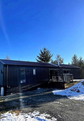 Exterior - Modern alpine bach | Warm, private, mountain views (Naseby)