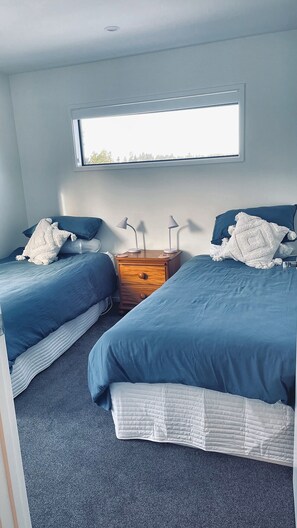 Iron/ironing board, WiFi, bed sheets - Modern alpine bach | Warm, private, mountain views (Naseby)