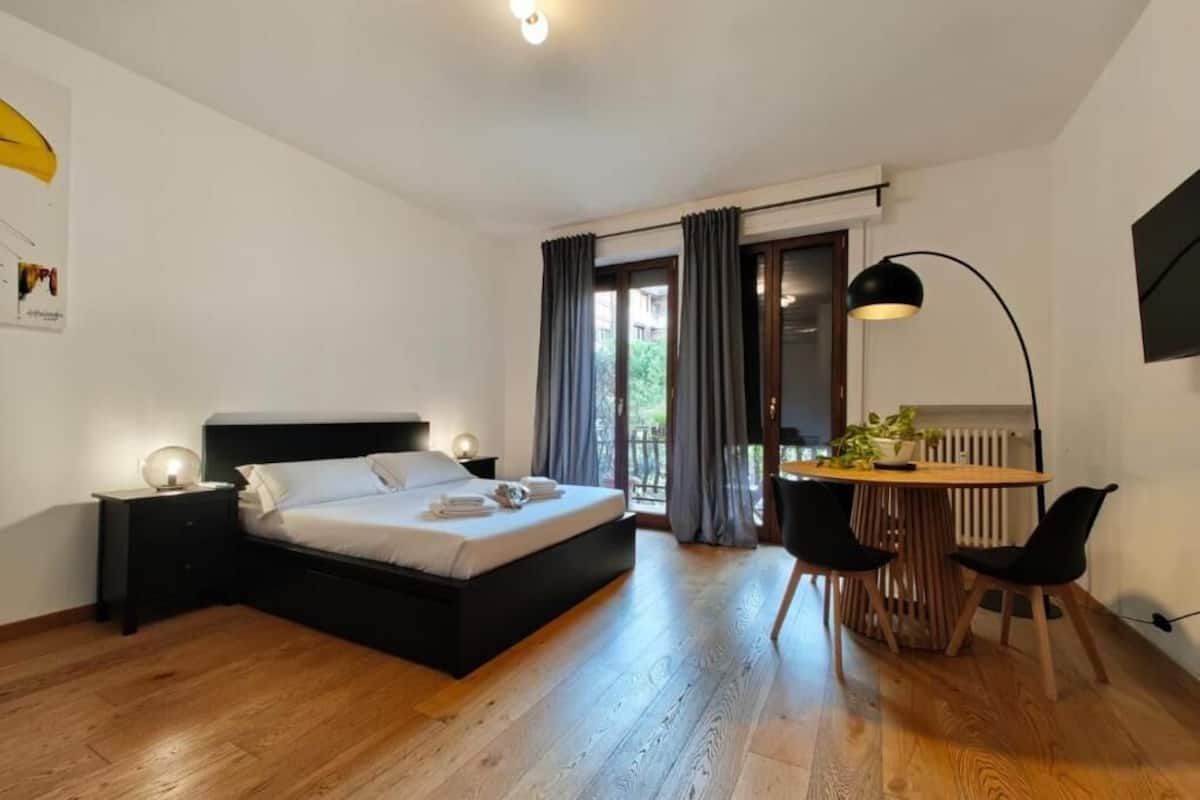 Deluxe Double Room, Balcony | Soundproofing, iron/ironing board