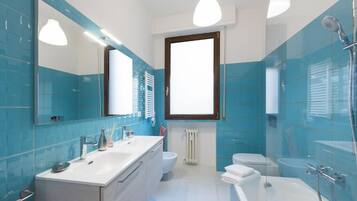 Deluxe-Doppelzimmer | Badezimmer | Dusche, Haartrockner, Handtücher, Seife