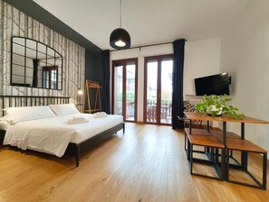 ห้องดีลักซ์, ระเบียง | ห้องเก็บเสียง, เตารีด/โต๊ะรีดผ้า