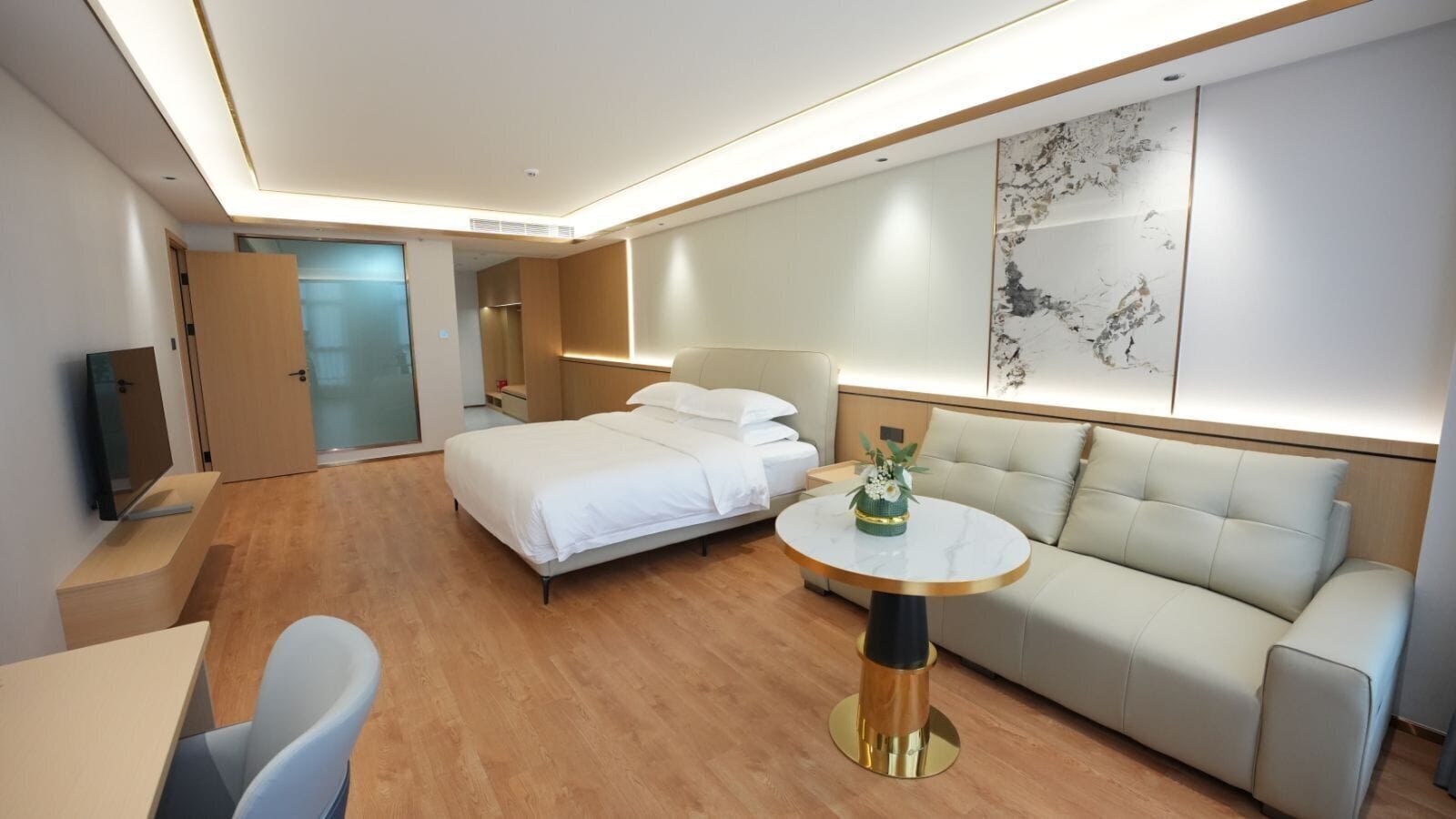 Business Suite | Down comforters, in-room safe, desk, laptop workspace