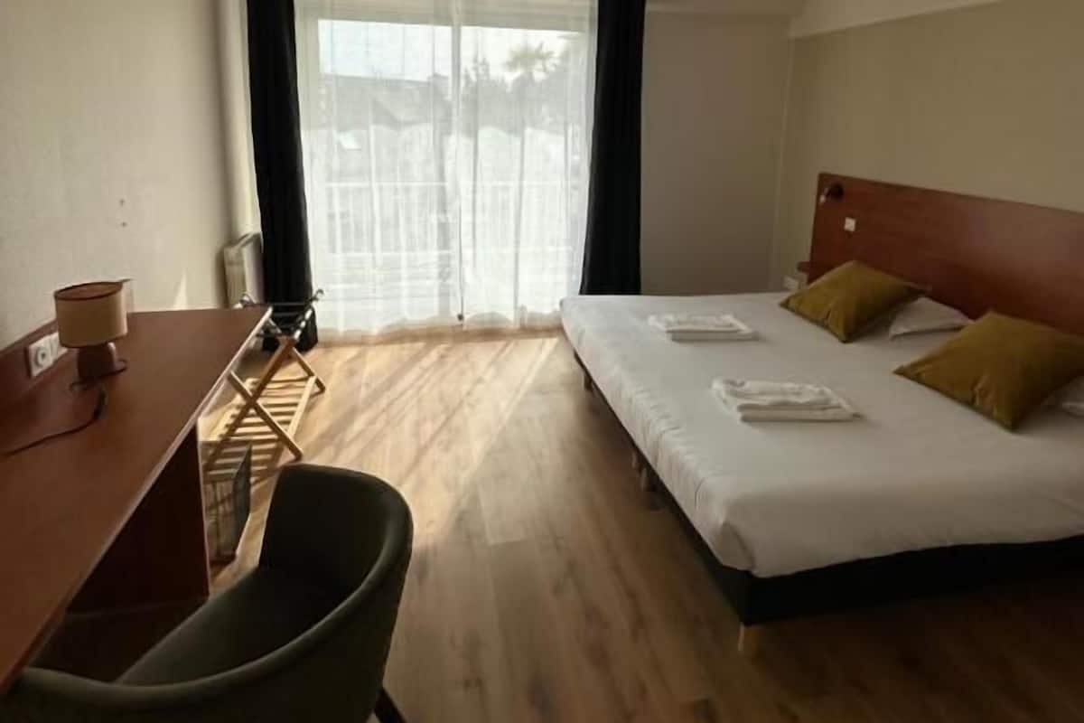 Superior Double Room, Garden View | Blackout drapes, WiFi (free)