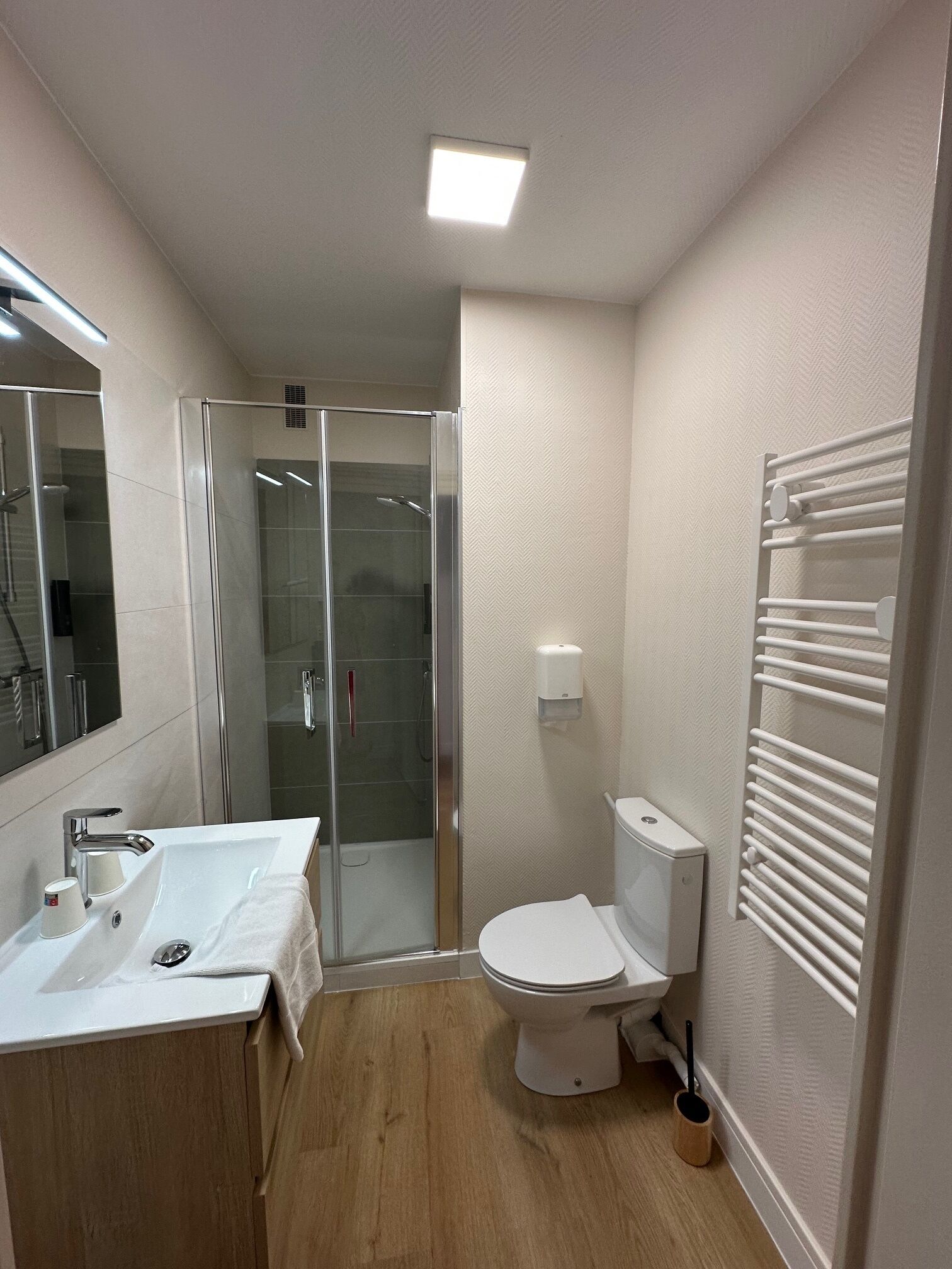 Un bagno compatto con doccia, toilette e lavandino.