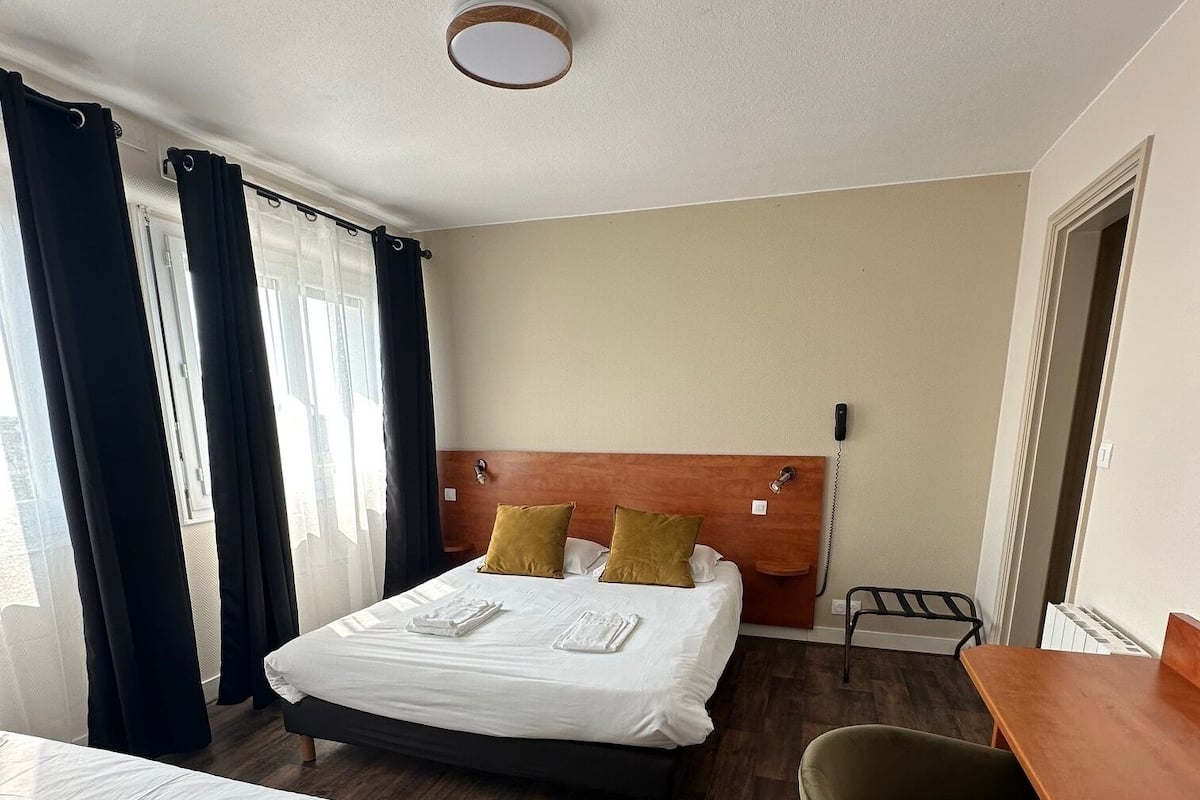 Standard-Dreibettzimmer, Stadtblick | Verdunkelungsvorhänge, kostenloses WLAN