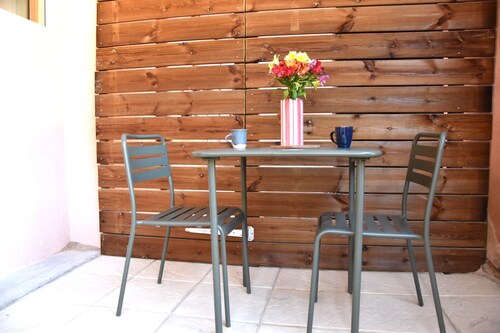 Cozy Calade - Quiet, Self-Contained Studio with a Terrace - Downtown