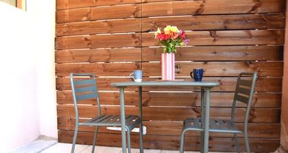 Cozy Calade - Quiet, Self-Contained Studio with a Terrace - Downtown