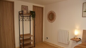 1 bedroom, WiFi, bed sheets - Cozy Calade - Quiet, Self-Contained Studio with a Terrace - Downtown (Villefranche-sur-Saône)