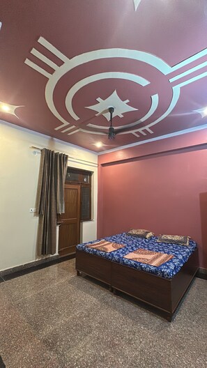 Habitación básica con 2 camas individuales, balcón | Wifi gratis 