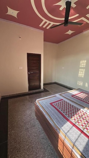 Habitación básica con 2 camas individuales, balcón | Interior