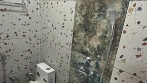 Deluxe Double or Twin Room, Balcony | Bathroom - Buransh Social (Vikasnagar)