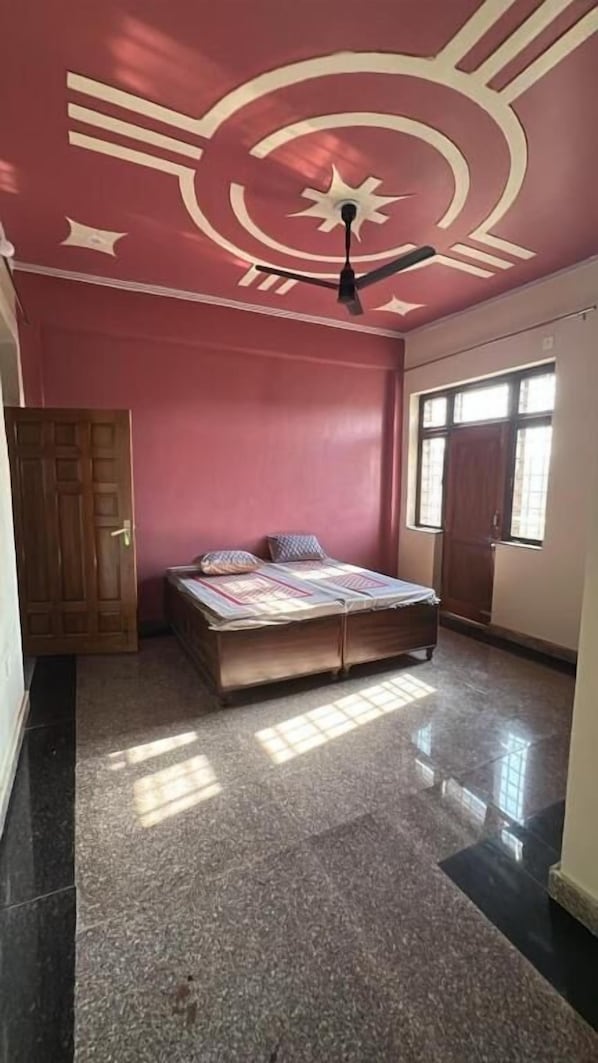Habitación básica con 2 camas individuales, balcón | Wifi gratis