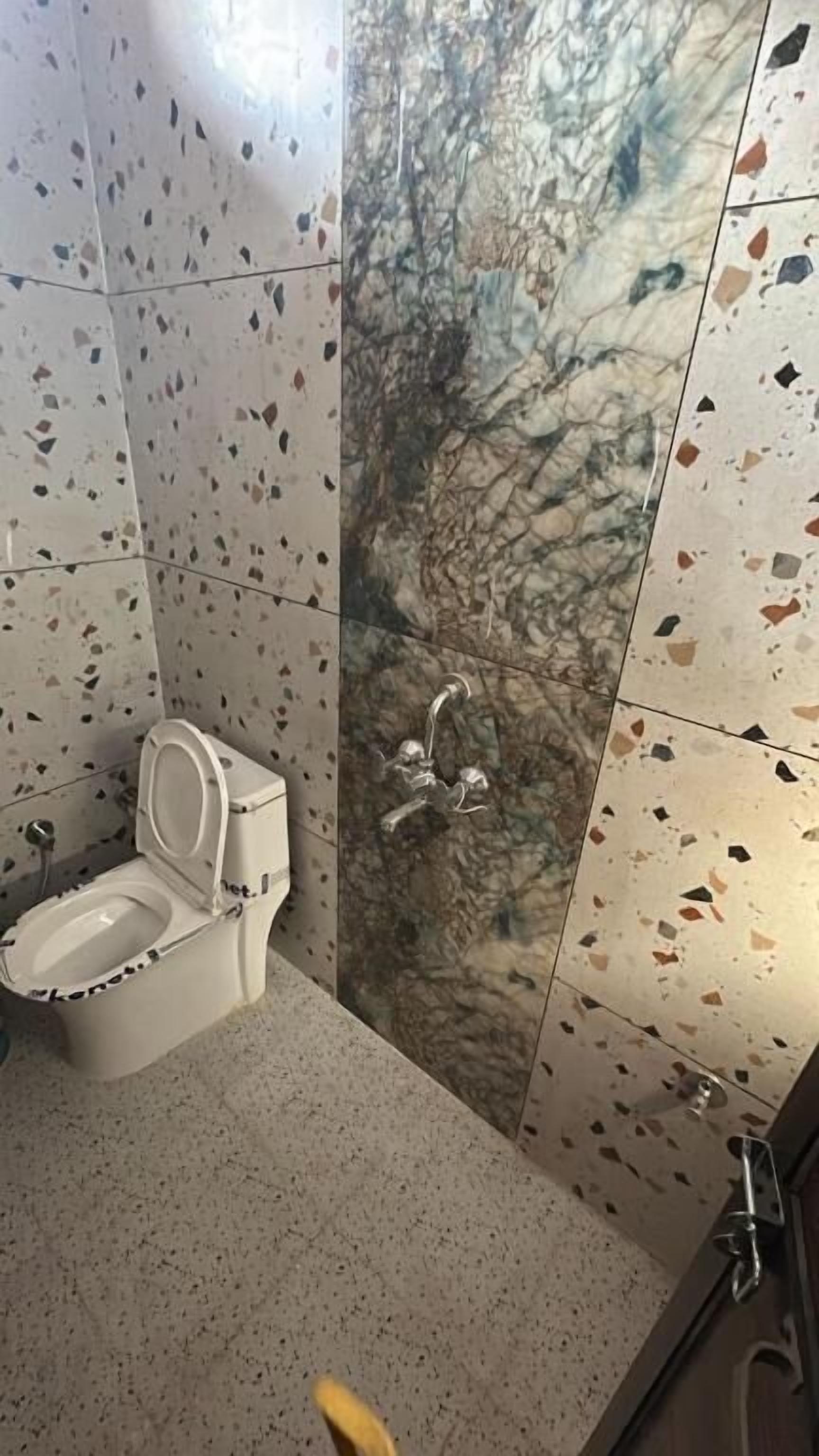 Basic Twin Room, Balcony | Bathroom