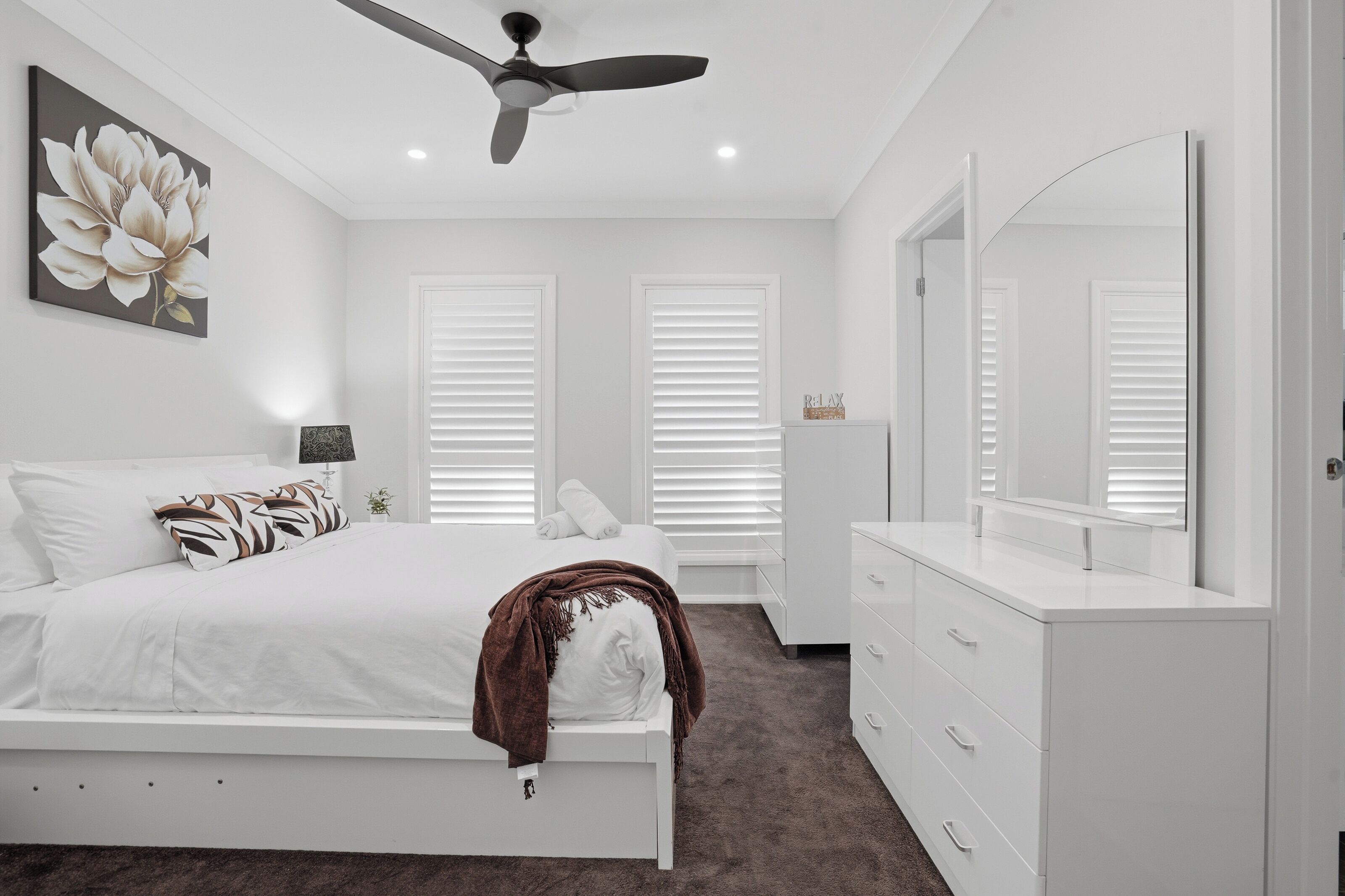 3 habitaciones, tabla de planchar con plancha, wifi y ropa de cama 