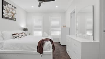 3 habitaciones, tabla de planchar con plancha, wifi y ropa de cama