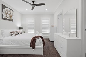 3 habitaciones, tabla de planchar con plancha, wifi y ropa de cama 
