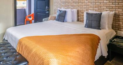 Shelbees Suites - Garden Suite 205
