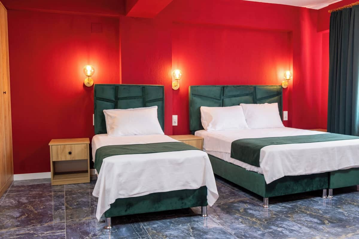 Minibar, espacio para trabajar con laptop, wifi gratis y ropa de cama 