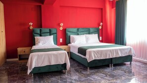 Minibar, espacio para trabajar con laptop, wifi gratis y ropa de cama 