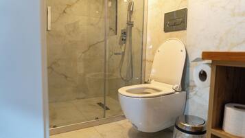 Familienzimmer | Badezimmer | Dusche, Haartrockner, Handtücher, Seife