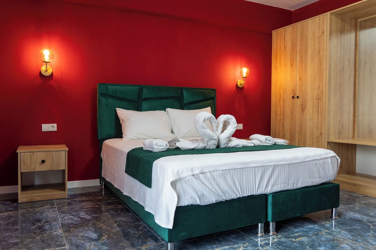 Minibar, espacio para trabajar con laptop, wifi gratis y ropa de cama 