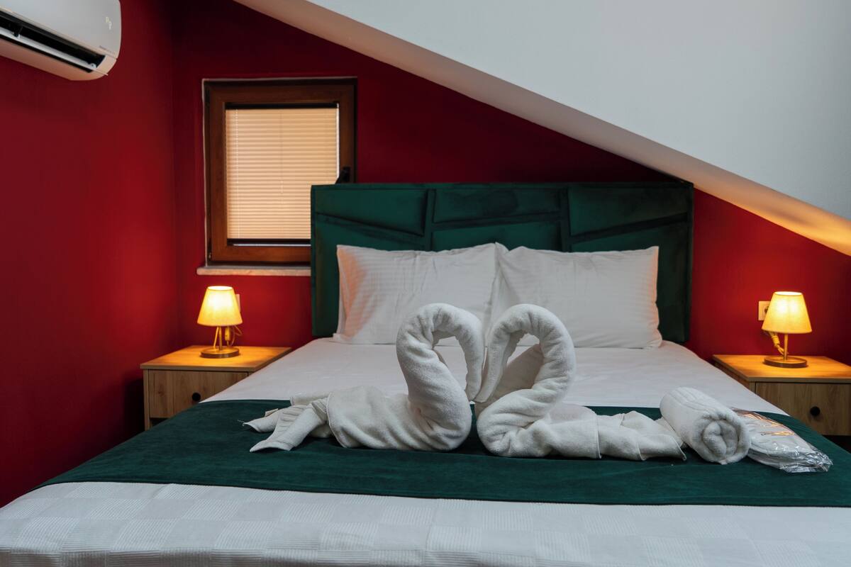 Minibar, espacio para trabajar con laptop, wifi gratis y ropa de cama 
