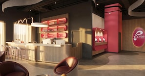 Un área de bar moderna con una barra, taburetes y estantes llenos de botellas.