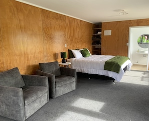 Luxury Studio Suite, Patio, Garden View | Blackout curtains, iron/ironing board, free WiFi - Hotel Chathams (Chatham Island)