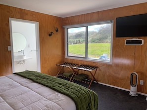 Luxury Studio Suite, Patio, Garden View | Blackout curtains, iron/ironing board, free WiFi - Hotel Chathams (Chatham Island)