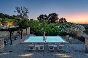 A rectangular pool with lounge chairs and a pergola with seating. - Villa Vinea (100691-K1) - Momjan (Momjan)