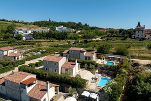 A residential area with multiple houses, a swimming pool, and a hilly landscape. - Villa Vinea (100691-K1) - Momjan (Momjan)