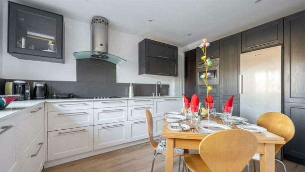 Private kitchen - Contemporary 3BDR House in South Woodford (Greater London)