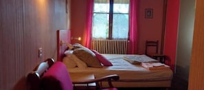 6 chambres, fer et planche à repasser, Wi-Fi, draps fournis