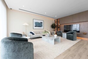 Living area - StayShort - Stunning 2-Bedroom Apartment in Mina Rashid That Sleeps 6! (Dubai)