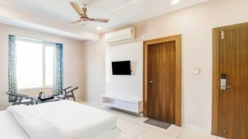 Escritorio, wifi gratis y ropa de cama