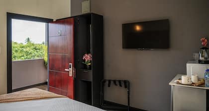 Shelbees Suites - Garden Suite 204