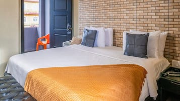 Tabla de planchar con plancha, wifi, ropa de cama