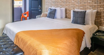 Shelbees Suites - Garden Suite 204
