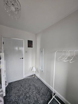 Interior - 3 Bed House - Sleeps 6 - Parking - Wifi (Luton)