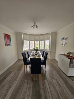 Dining - 3 Bed House - Sleeps 6 - Parking - Wifi (Luton)