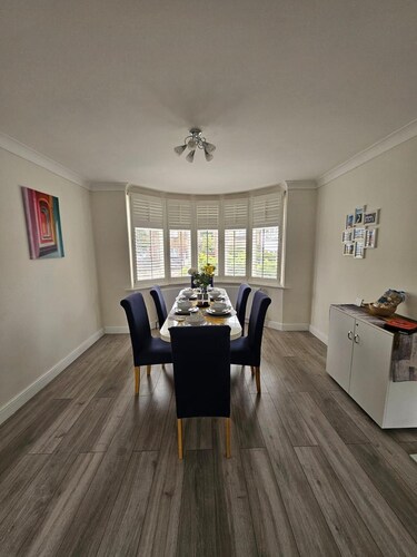 3 Bed House - Sleeps 6 - Parking - Wifi